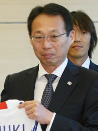 岡田武史（岡田武史サッカー日本代表監督～平成２２年５月２５日、鳩山総理は総理大臣官邸で、２０１０ＦＩＦＡワールドカップ日本代表の岡田武史監督、中村俊輔選手、中澤佑二選手、）
