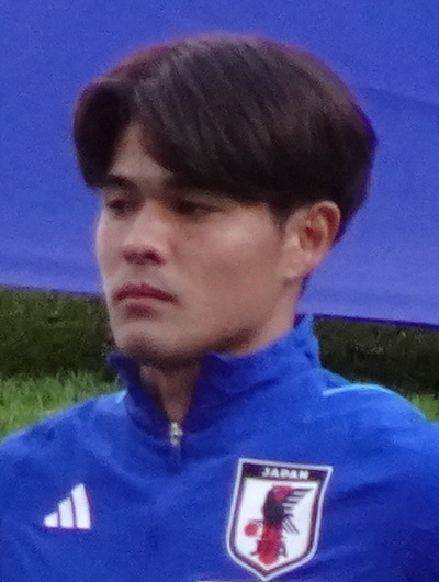 佐野海舟（2024年1月1日、東京都新宿区の国立競技場で行われた、サッカー男子日本代表対タイ代表の国際親善試合、国歌斉唱時の日本代表）