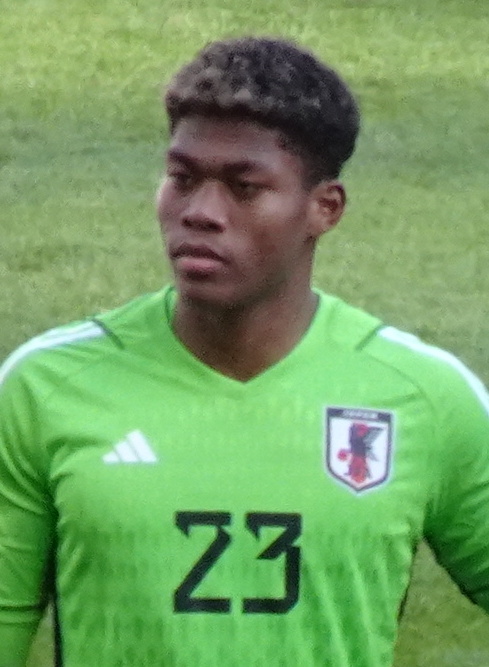 鈴木彩艶（2024年1月1日、東京都新宿区の国立競技場で行われた、サッカー男子日本代表対タイ代表の国際親善試合、日本代表のスターティングメンバー。後列左から、鈴木彩艶、毎）